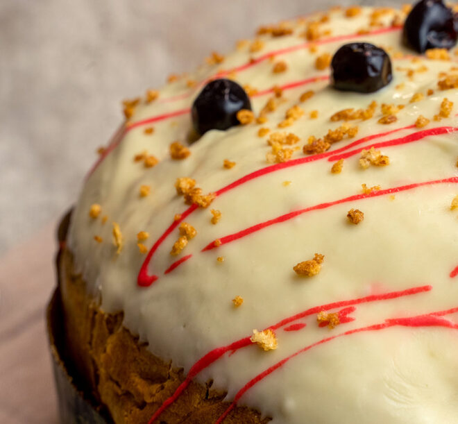 panettone con amarene granella e cioccolato bianco